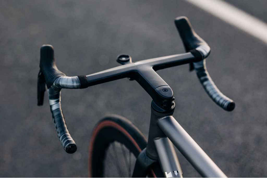 BLKTEC x INNER R8 AERO Carbon Handlebar