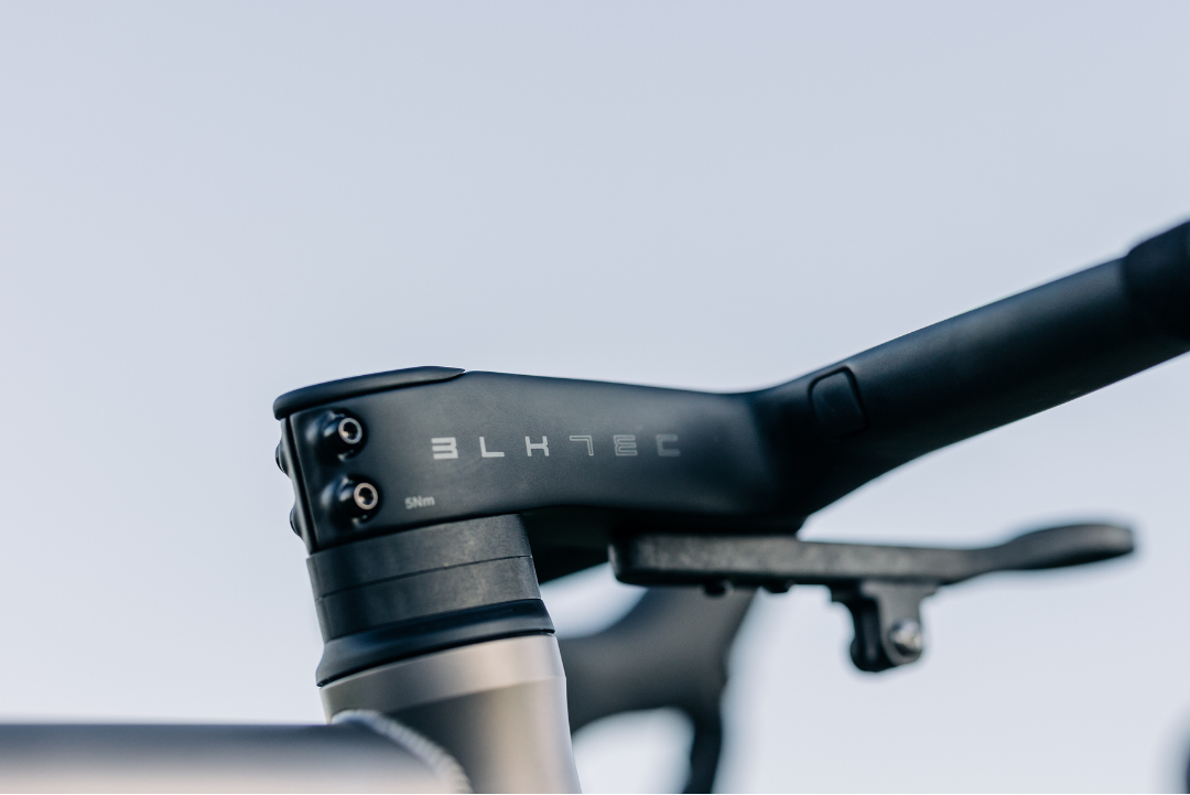 BLKTEC x INNER R8 AERO Carbon Handlebar