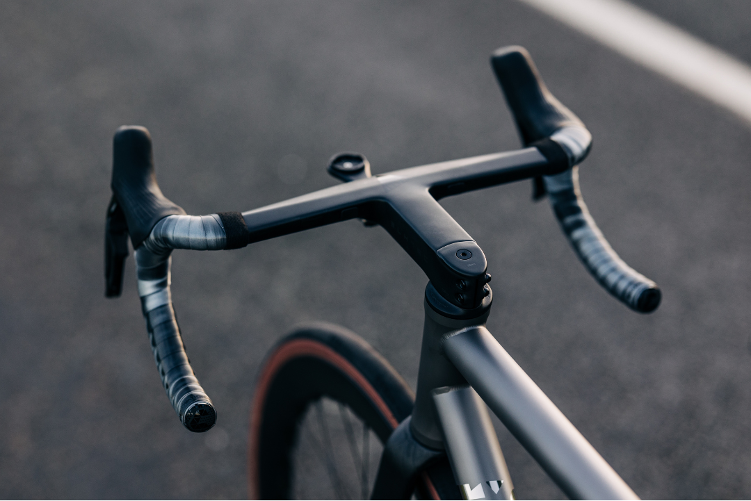 BLKTEC x INNER R8 AERO Carbon Handlebar